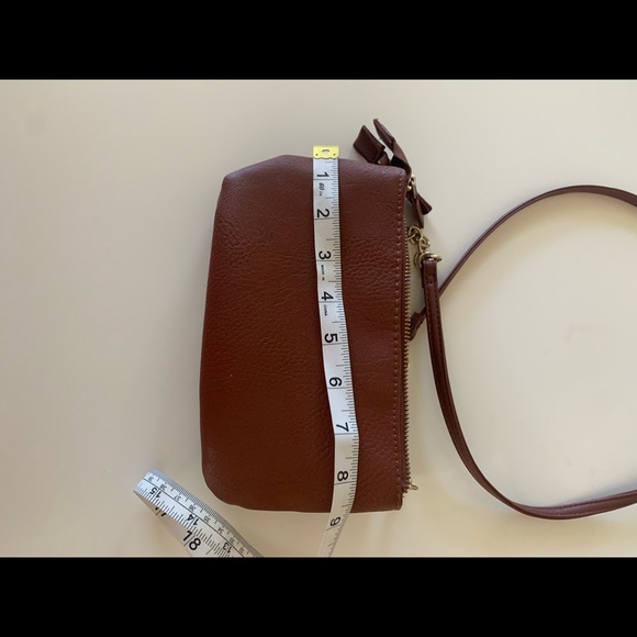 Charming Charlie crossbody bag . Camel color. Lots of compartments. Brass gold - Picture 5 of 8